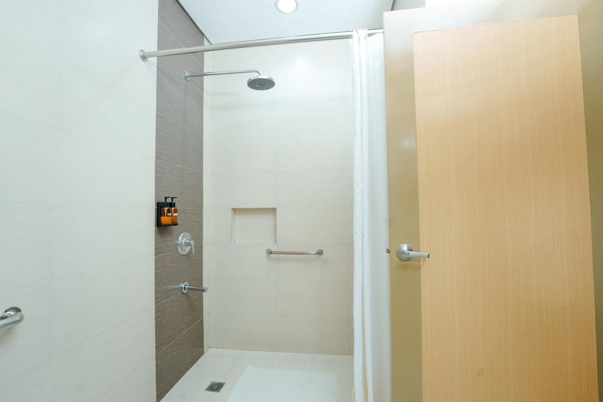 Microtel By Wyndham Davao City Екстериор снимка